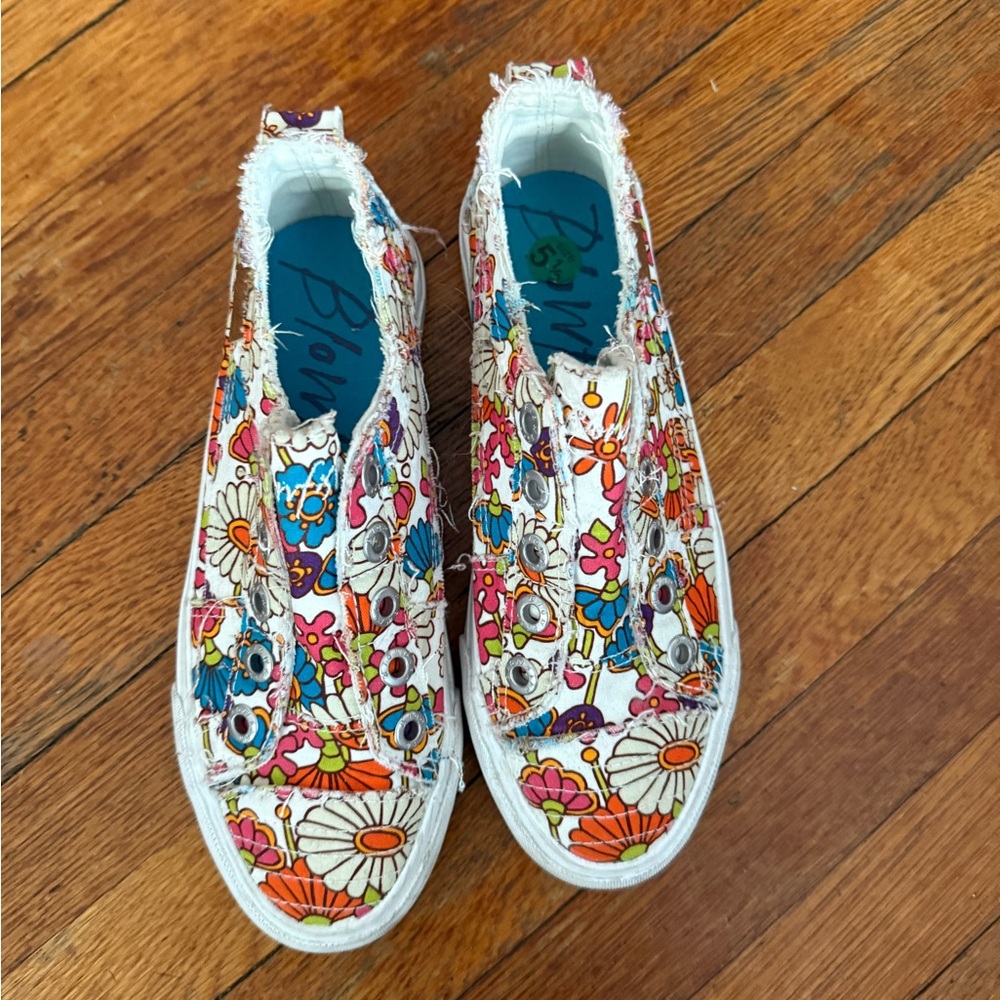 Blowfish Floral / Flower Sneakers Vibrant Canvas Design - size 5.5 Big Kids